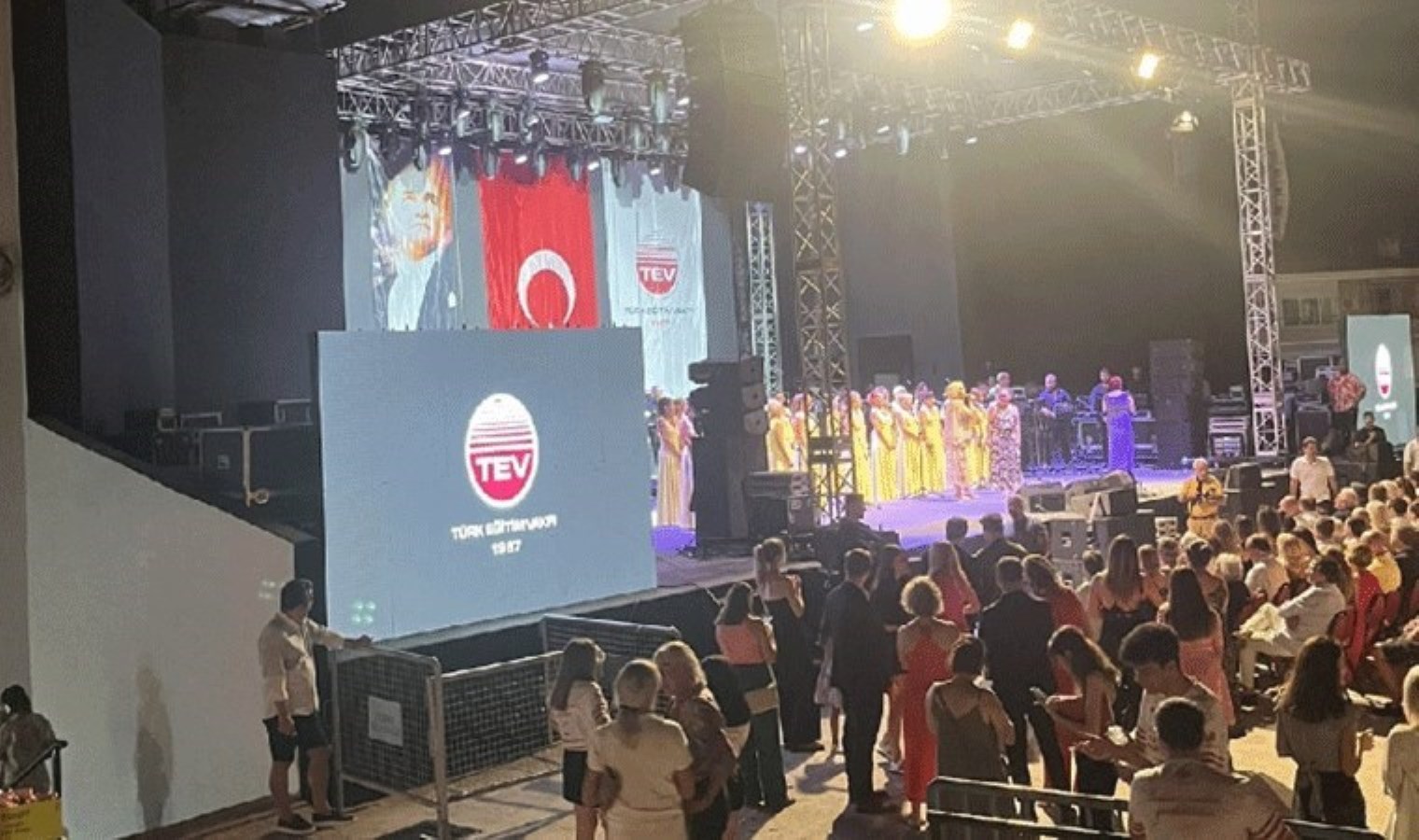 Yunan şarkıcı Despina Vandi Türk bayrağı ve Atatürk posteri nedeniyle sahneye çıkmamıştı: TEV’den açıklama