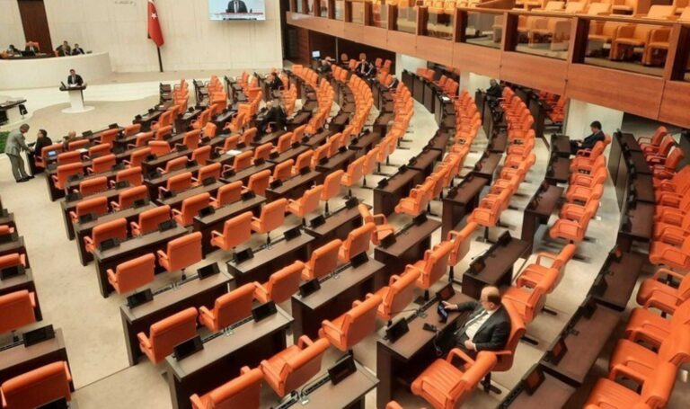 emekli-maaslarindaki-yetersizligin-arastirilmasi-onerileri-akp-ve-mhp-oylariyla-reddedildi-eSZrRXKF.jpg