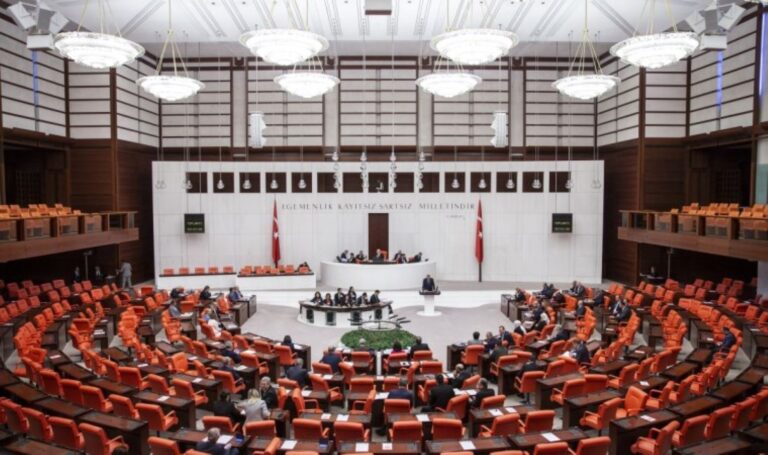 tbmm-genel-kurulunda-imamoglu-tepkileri-panik-halindeler-her-dugmeye-basiyorlar-zKwtBU1y.jpg