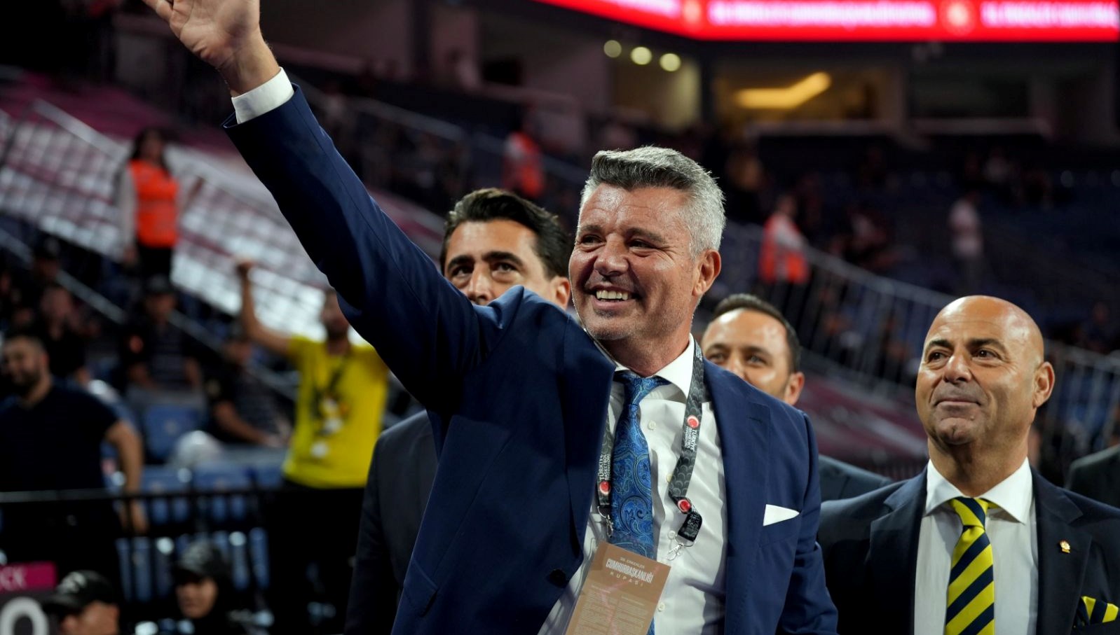 ben degil ali bey kupayi kaldirsin demisti sadettin saran finalde takimini yalniz birakmadi THWAxqek