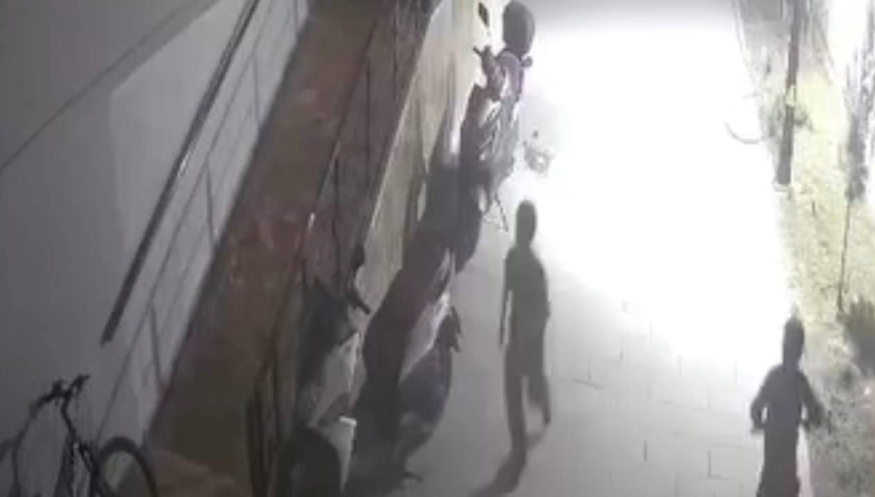 bisiklet hirsizligi iki cocugu kameralar goruntuledi tHCBiBB8