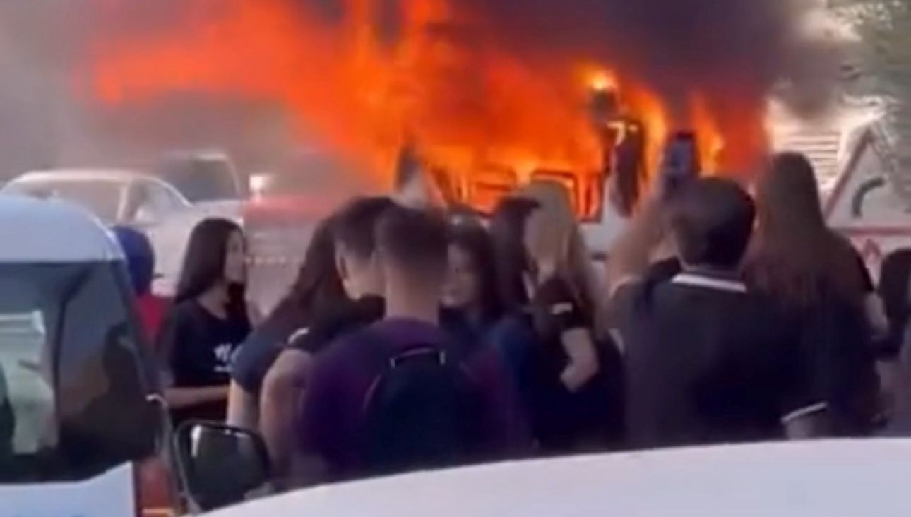 okula giden ogrenci servisinde yangin ogrenciler tahliye edildi OMJsB63D