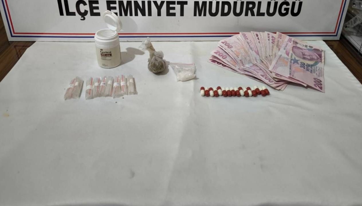 otomobilinde uyusturucuyla yakalanandi gozaltina alindi y9y27zJX