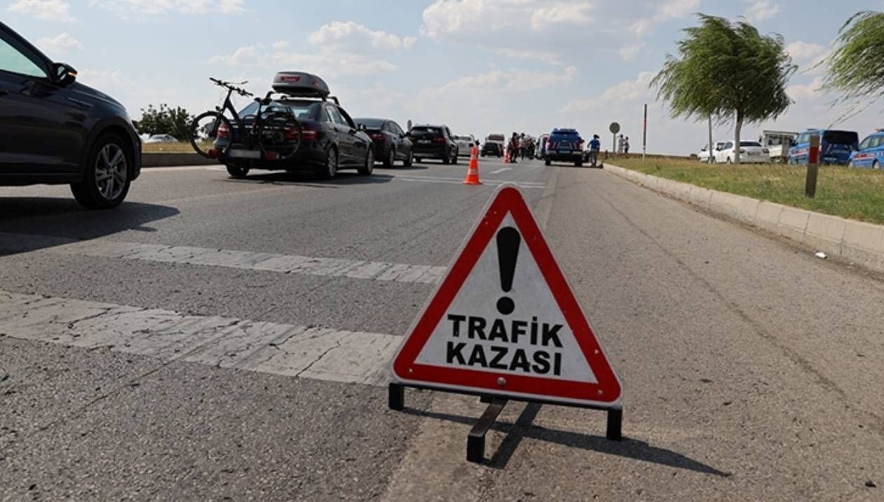 yolcu otobusuyle otomobil kafa kafaya carpisti edtGGk5B