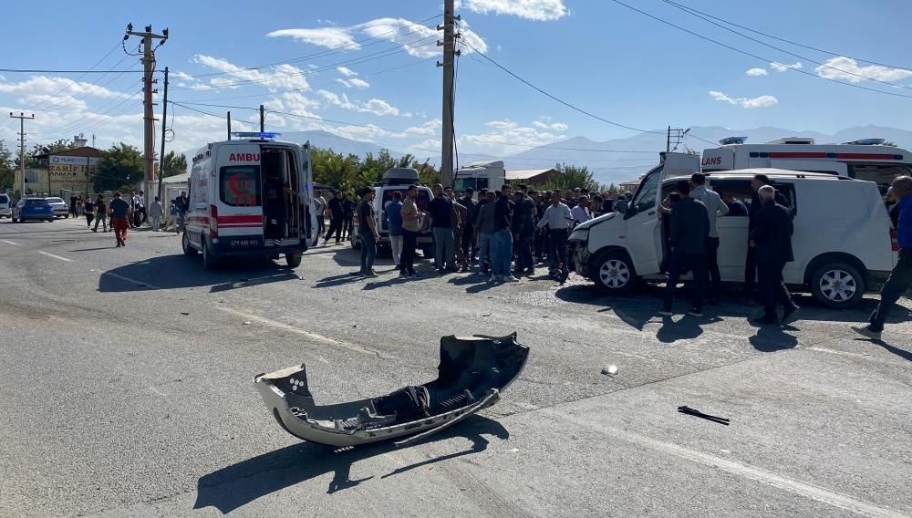 zirhli arac otomobille carpisti dort yarali wmd1TUm1