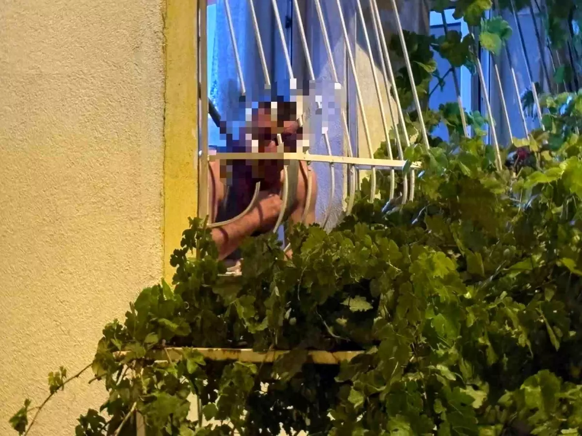 kayseride bunalimda olan sahis pencereden kendini kesmeye calisti wHzL1Twp